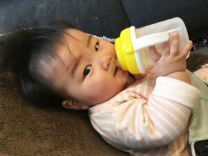 マグで飲み物を飲む赤ちゃん