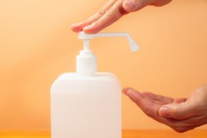 アルコール消毒をしている