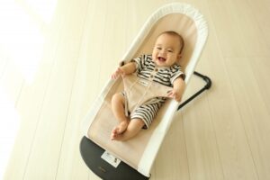 バウンサーに乗る赤ちゃん