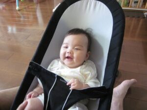 バウンサーに乗っている赤ちゃん