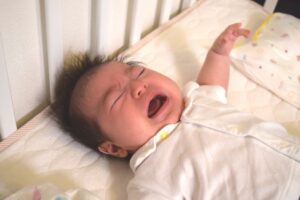 泣く赤ちゃん