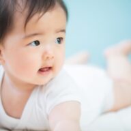 【赤ちゃんのうつ伏せ遊び】いつからできる？どうやって遊ぶ？メリットと注意点