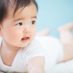 【赤ちゃんのうつ伏せ遊び】いつからできる?どうやって遊ぶ?メリットと注意点